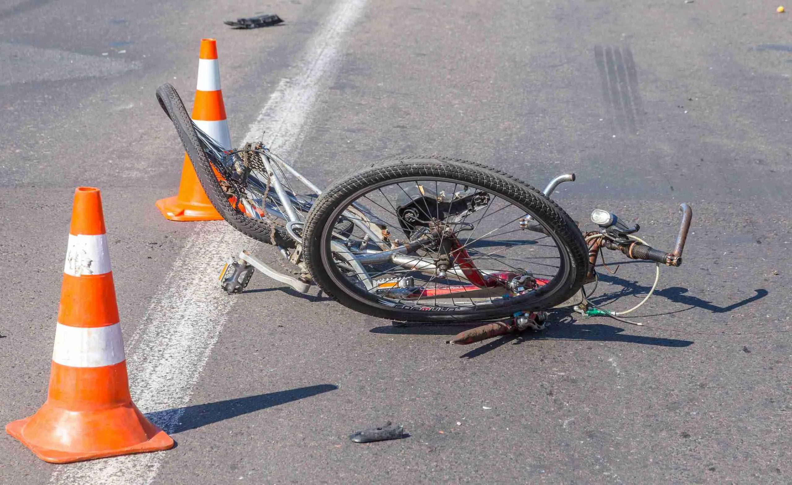 Torvaianica, ciclista 51enne aggredito brutalmente da un automobilista. La moglie: “Cerchiamo testimoni” ODESSA, UKRAINE - June 13, 2019: Fatal accident car with a bicycle on a high-speed highway. Ricked bike after colliding with a car. Road accident on a city road