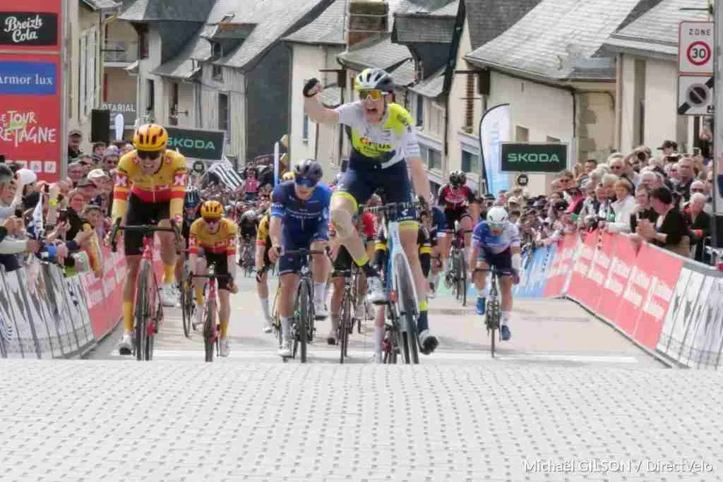 Maxi caduta al Tour de Bretagne