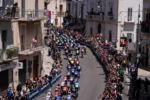 VIDEO – Manifestanti si avvicinano troppo ai corridori, brivido al Giro d’Italia