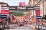 Giro d’Italia 2025: Diego Ulissi in maglia rosa nel giorno di Luke Plapp a Castelraimondo