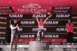 Primoz Roglic: “Mi sto divertendo”. Ma fugge via dai microfoni dopo Tagliacozzo