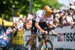 Tour de France 2025: Evenepoel è un missile a cronometro, Pogacar in giallo a Caen