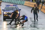Tour de France 2025, spettatore invade l’arrivo in bici a un minuto dal traguardo: fermato dalla polizia