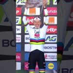Anche Pogacar corre per il prosciutto! La premiazione alla Liegi 2026 che fa sorridere i cicloamatori maxresdefault
