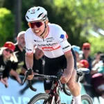 Canyon-SRAM, via lo sponsor Zondacrypto. Dietro c'è un buco da 82 milioni niewiadoma