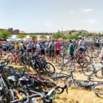 Dramma alla Quebrantahuesos 2026: maxi caduta, 35 cicloamatori in ospedale Quebrantahuesos_HelenaClancy__2352-bike-racks