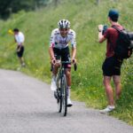 Tour Auvergne–Rhône-Alpes 2026, Isaac Del Toro domina la tappa regina: Seixas si ritira del toro