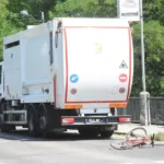 Tragedia a Reggio Emilia: Joele travolto e ucciso a 11 anni in bici da un camion dei rifiuti rifiuti