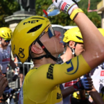 L'inferno del Tour tra asfalto rovente e paradossi UCI: così il clima sta cambiando il futuro del ciclismo Tadej Pogačar si rinfresca al termine della quarta tappa del Tour de France 2026