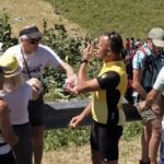 Alpe d'Huez, la rissa tra due spettatori diventata virale (VIDEO) Screenshot