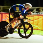 Eneco Tour 2026: prologo serale da storia a L'Aia. Söderqvist di un soffio tra gli uomini, Nooijen domina tra le donne HUiOyp9XYAETOZZ